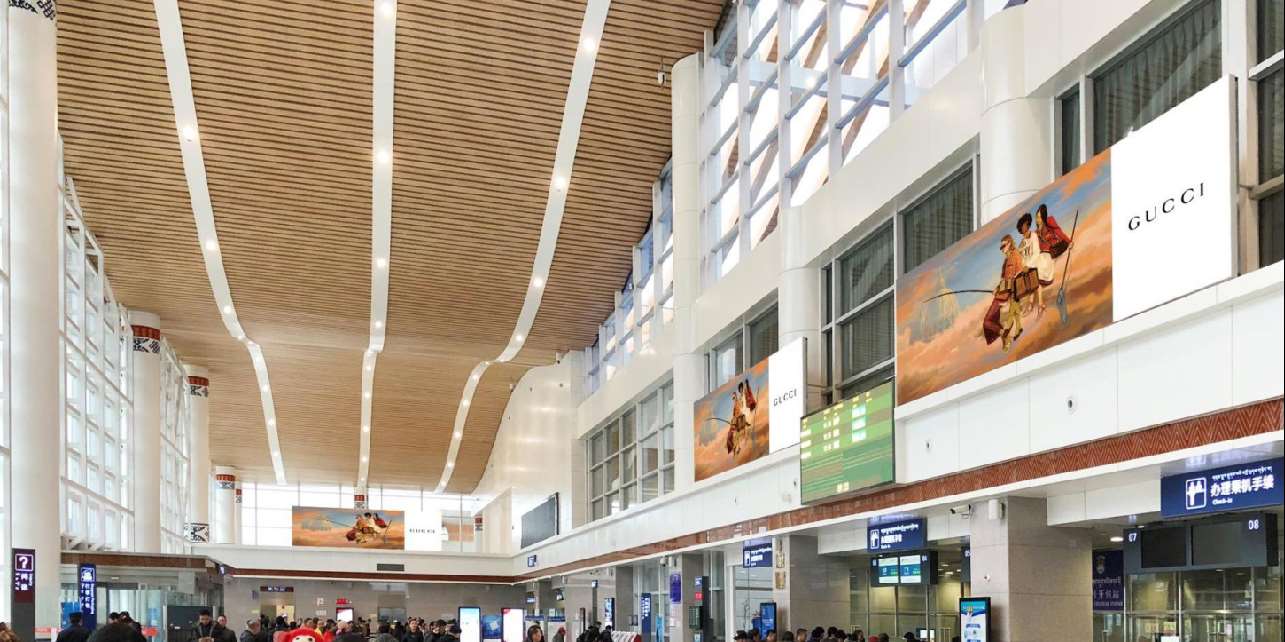 西藏林芝米林机场出发到达大厅灯箱广告